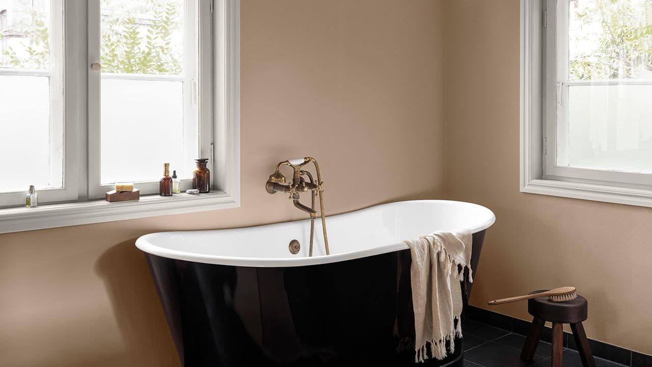 Baderom med badekar malt med LADY Aqua matt i fargene 12083 Devine og 1624 Letthet.