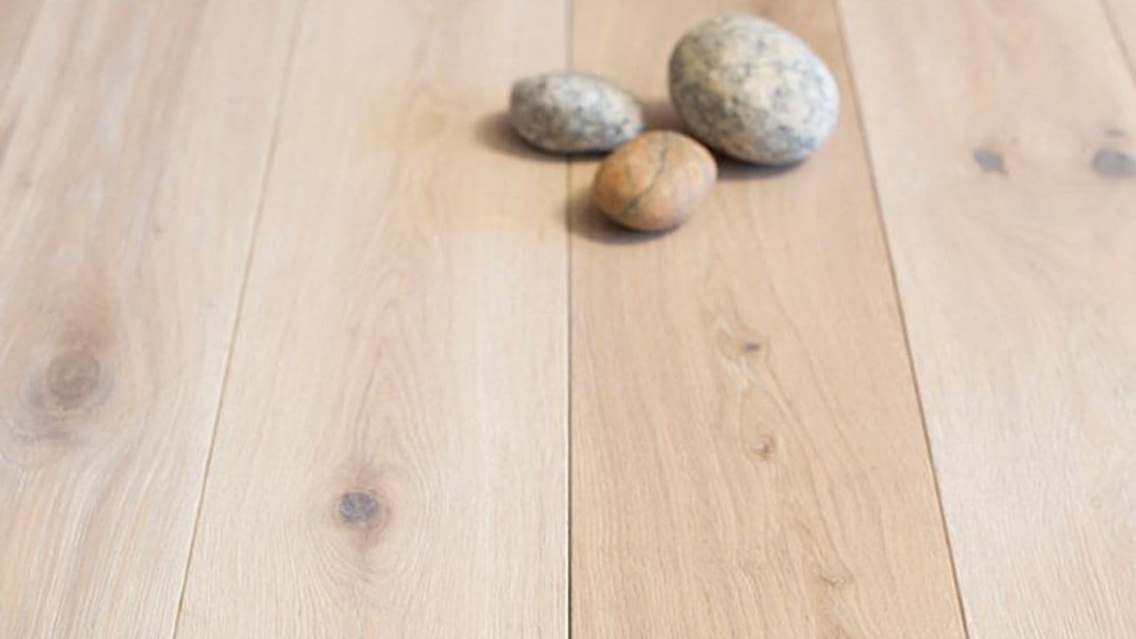 Lyst gulv med små steiner på.