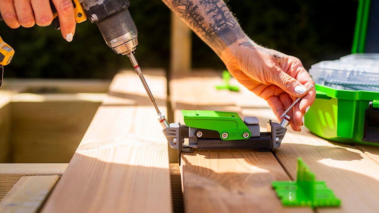 Nærbilde av skjult innfesting i terrassebord.