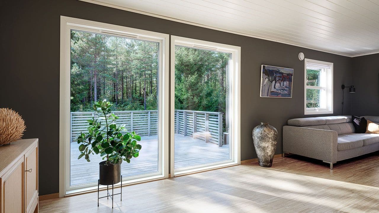 Store vinduer uten sprosser.