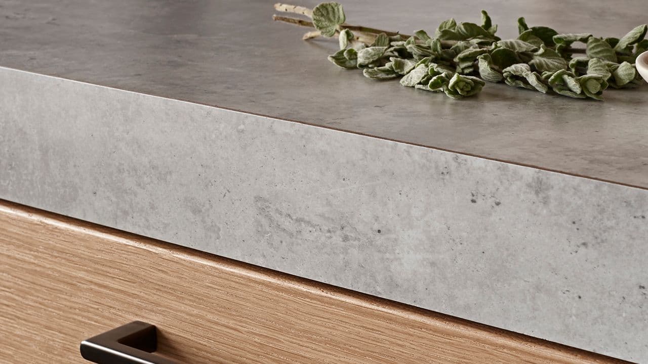 Benkeplate i grå laminat til eikekjøkken.