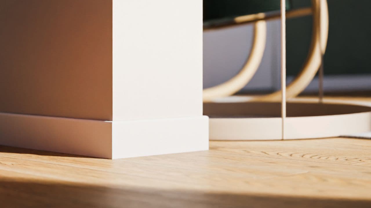 Nærbilde av listverk i solskinn.