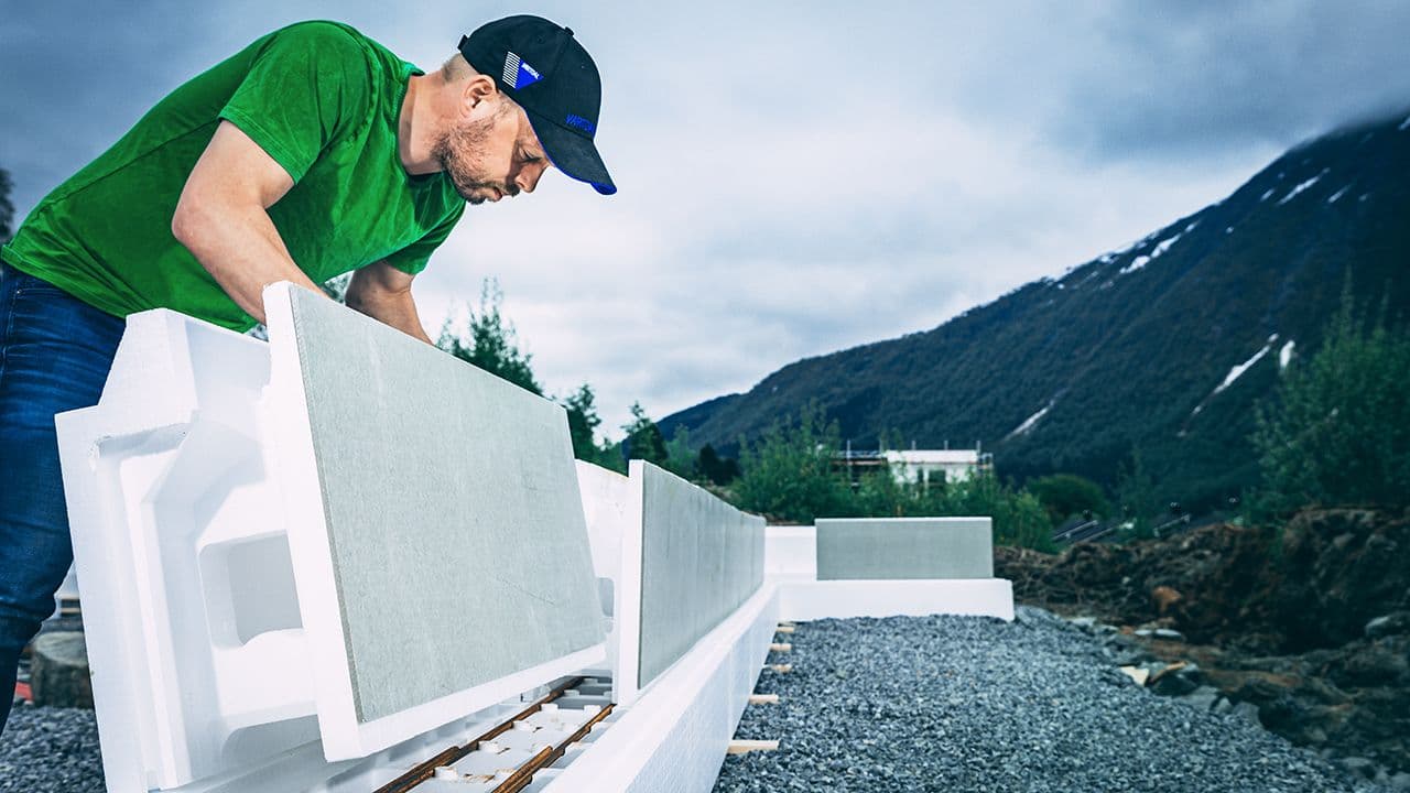 Mann som holder på med såleblokk.