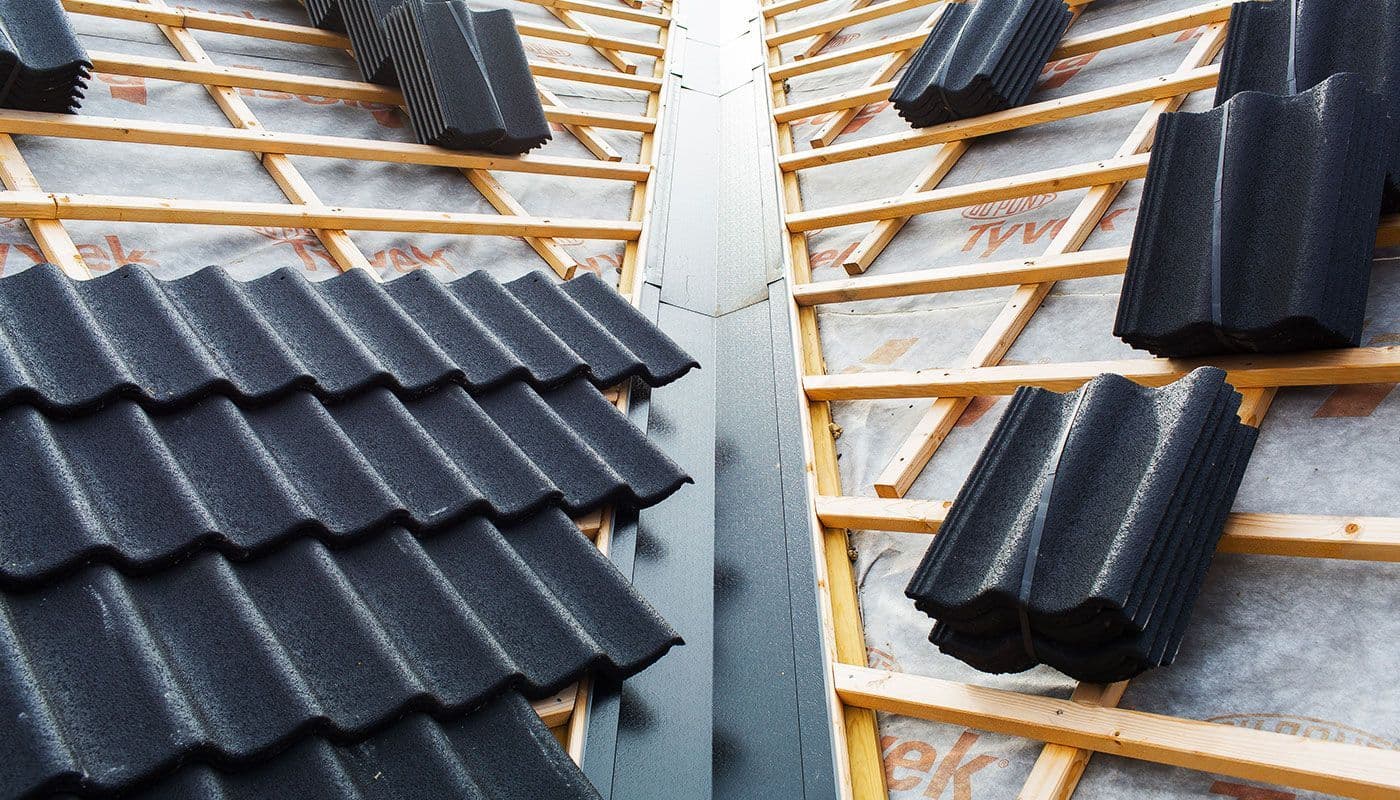 Nærbilde av takstein som legges.