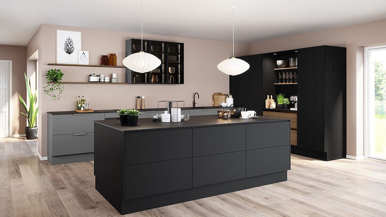 Sort og grått kjøkken med dempet sort kjøkkeninnredning i matte farger.