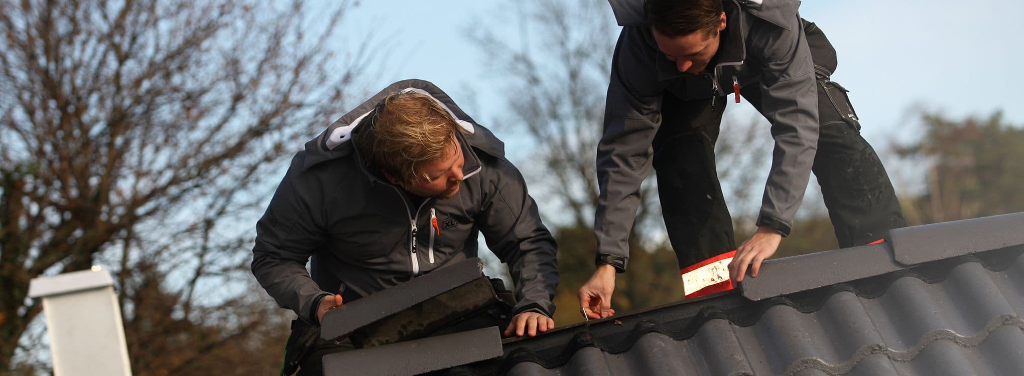 Bytte av tak er en investering, men hvordan vet du om det er nødvendig? Lær hva du må se etter og bestill gratis befaring av taket her.