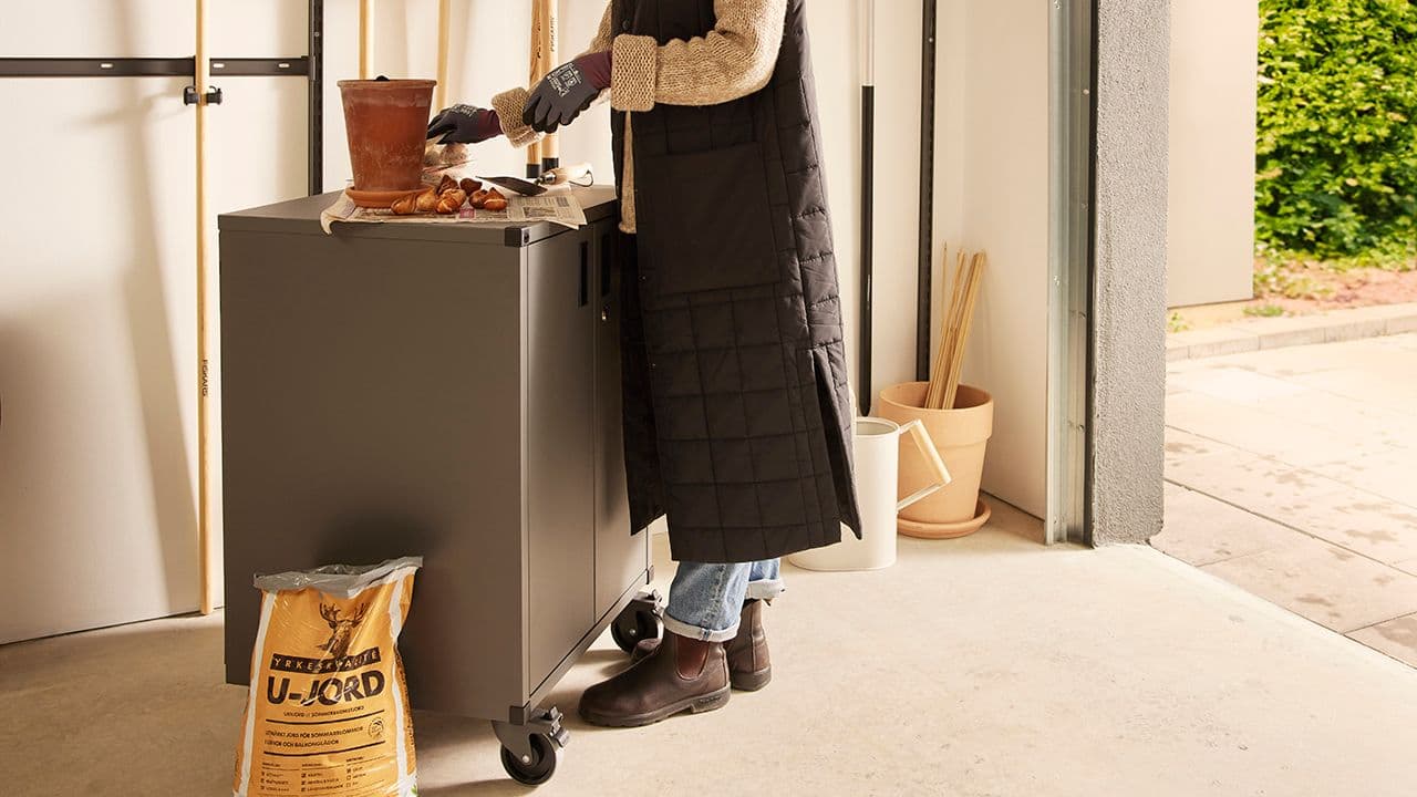 Garasjeinnredning for oppbevaring av bildekk, hageredskaper og sportsutstyr.