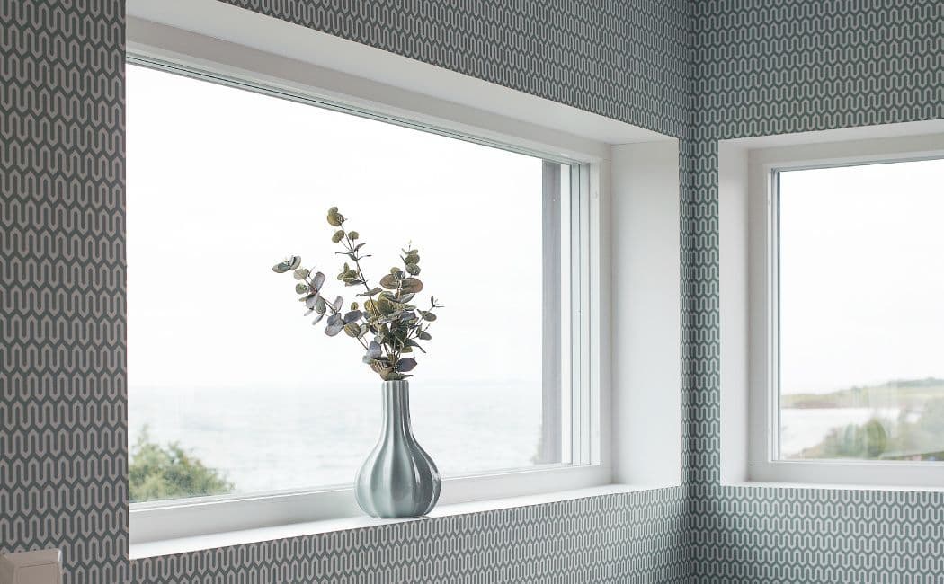 Vindu er i hjørne i stue.