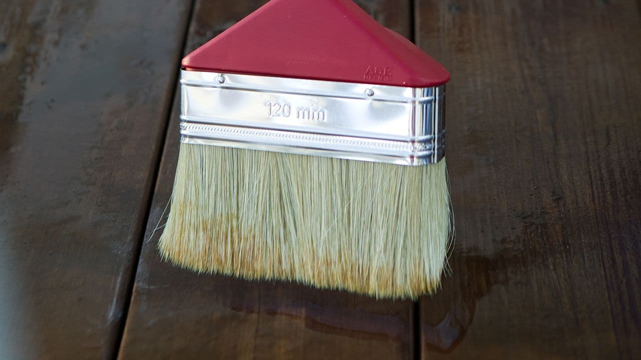 Beise terrassen med pensel.