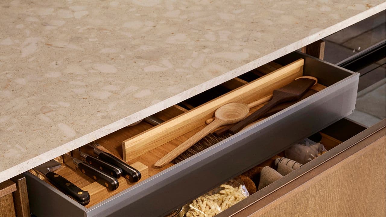 Innvendig skuff i kjøkkenskuff på hyttekjøkken.