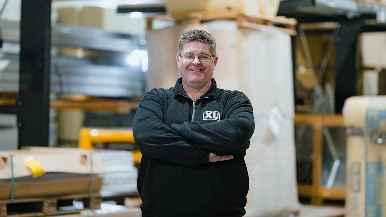 XL-BYGG ansatt på lageret i byggevarehus.