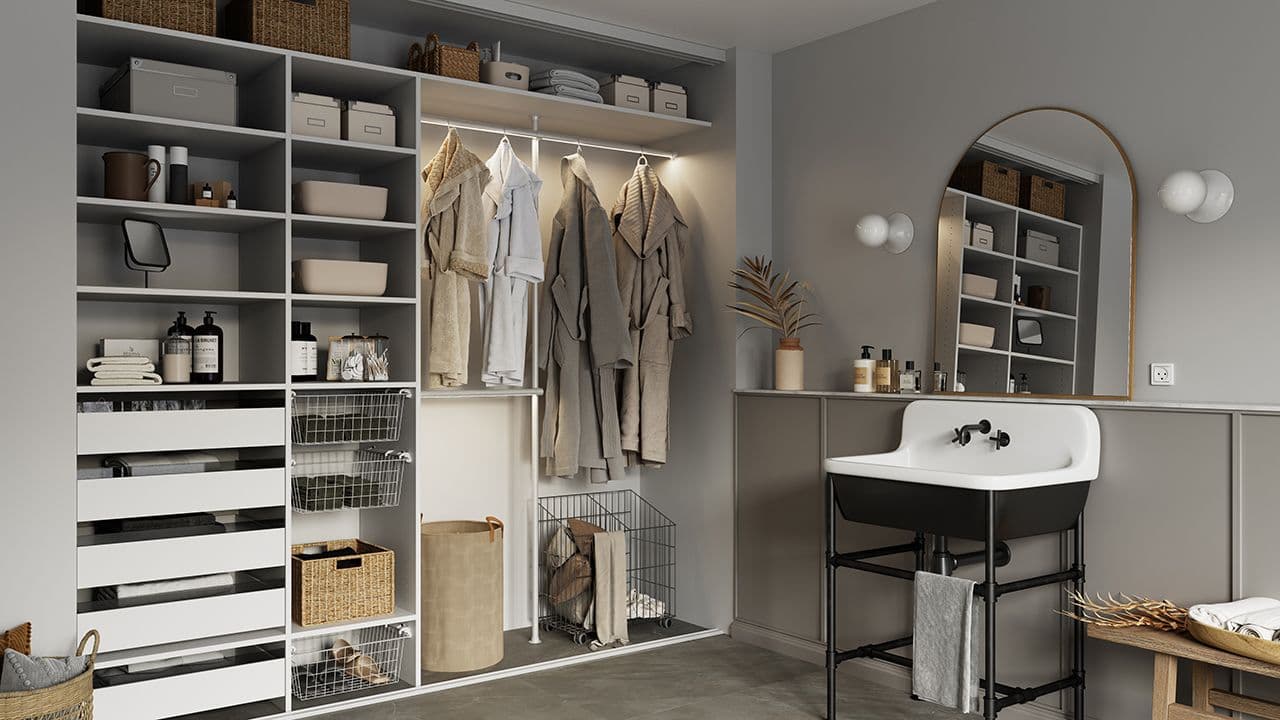 Oppbevaring garderobe med skyvedører på baderom.