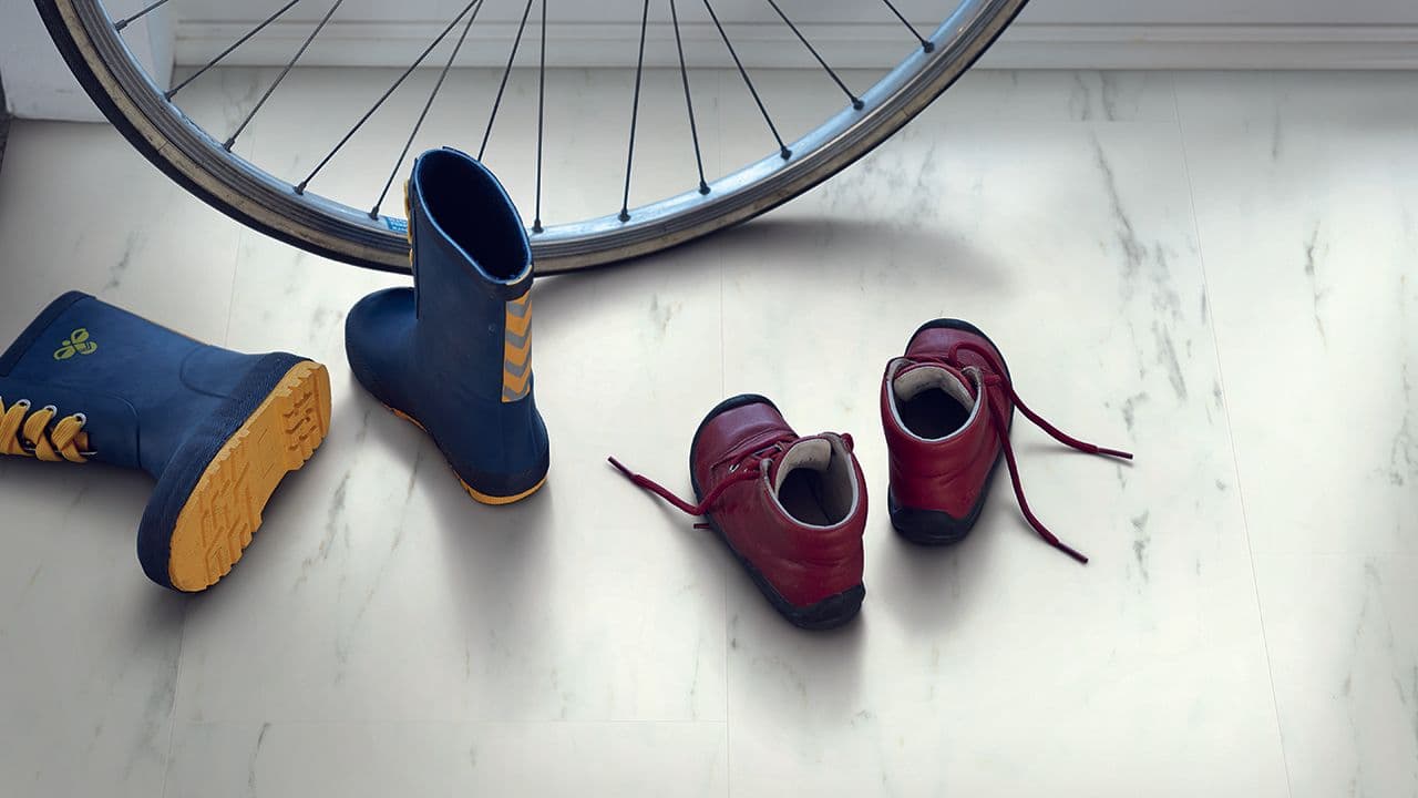 Entré med vinylgulv i marmor.