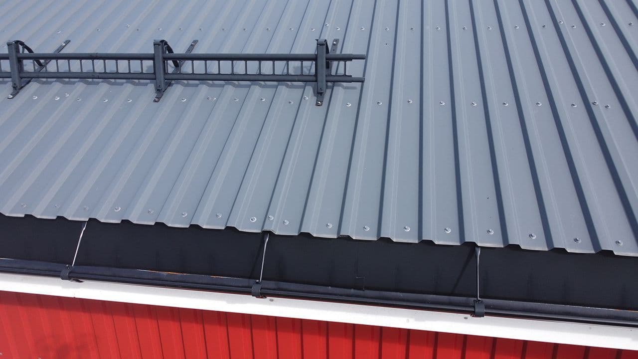 Rød bygning med takplater som låvetak.