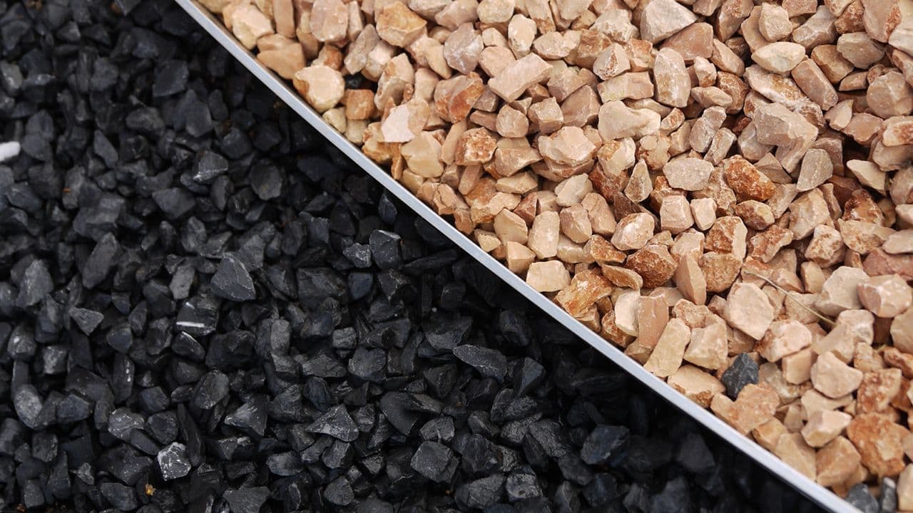 Svart og gul dekorstein.