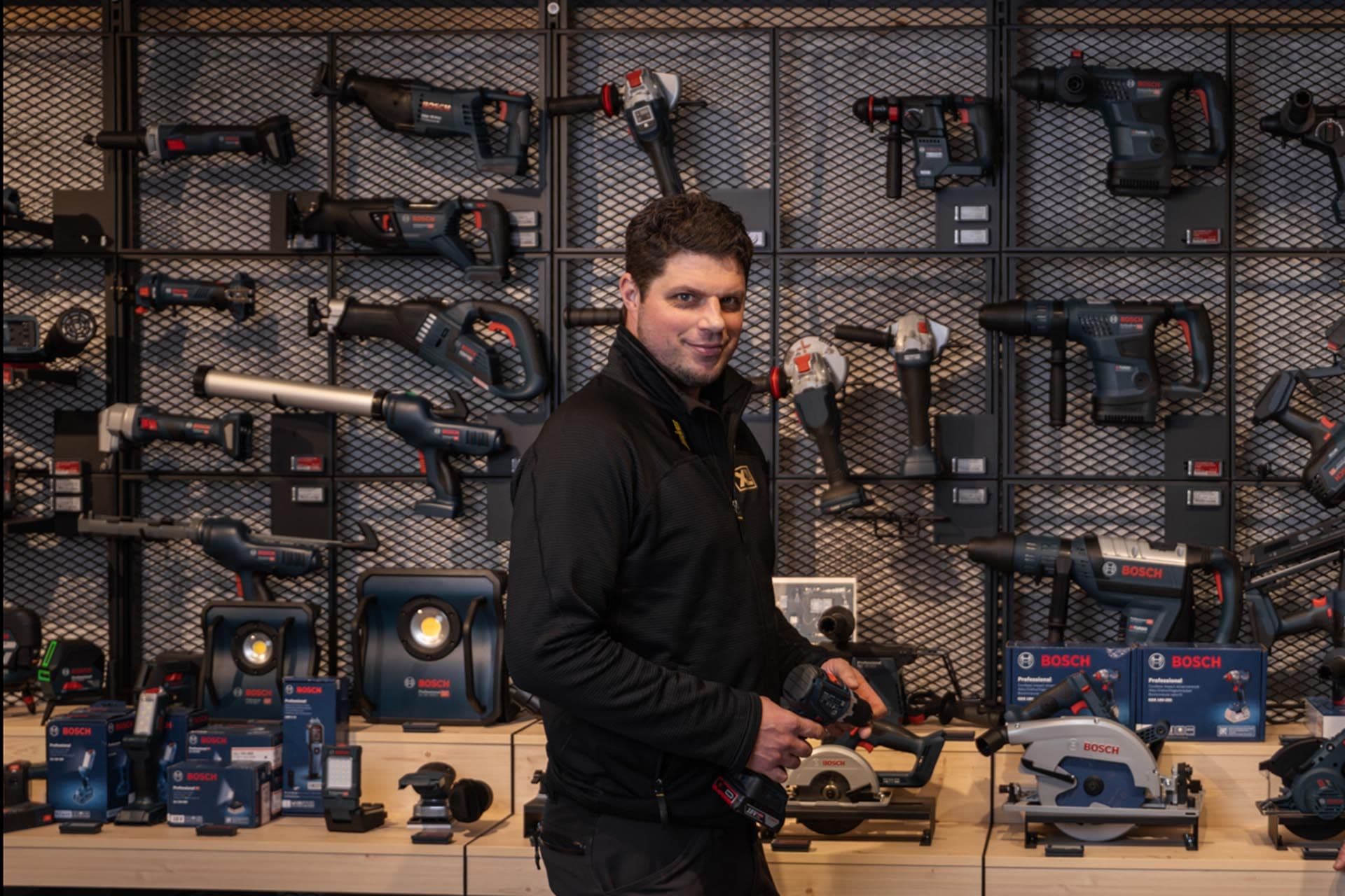 XL-BYGG-ansatt i verktøyavdeligen i byggevarehuset.