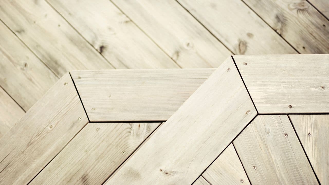 Lyse terrassebord i termofuru som passer godt til en skandinavisk stil på terrassen.