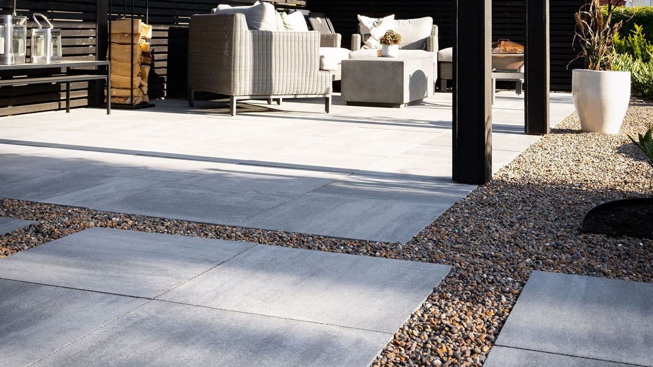 Multiblokk heller i stort format lagt som gangsti og under pergola.