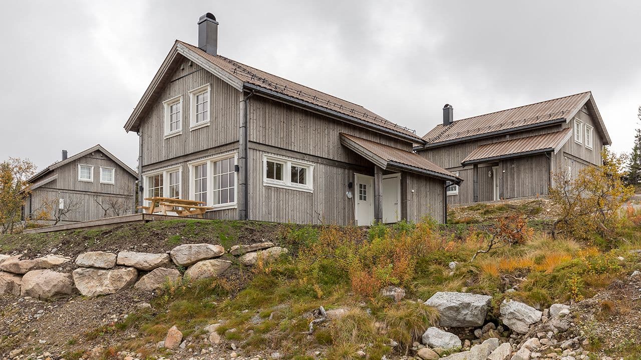 Hytte på fjellet med Tiurkledning fra Moelven som er behandlet med jernvitrol.
