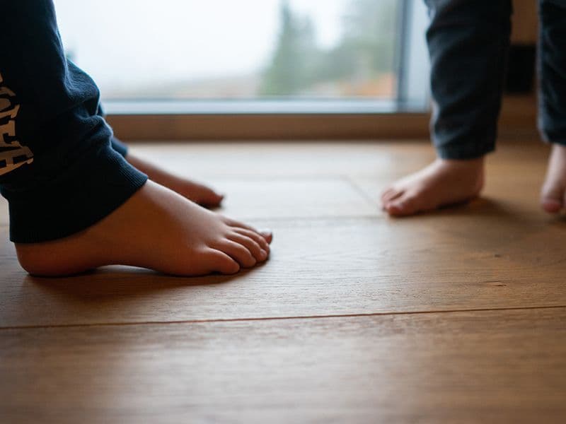To par barneføtter på heltregulv i eik fra Moelven