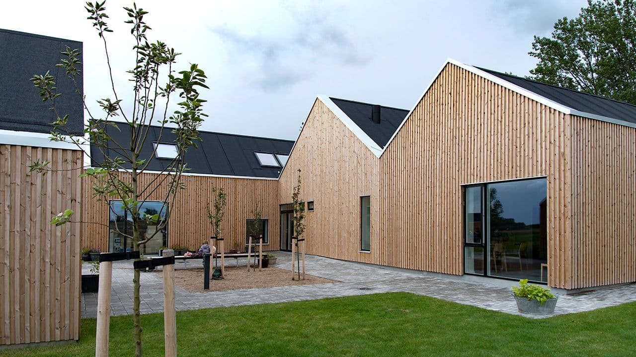 Stort hus med stående kledning i thermofuru.
