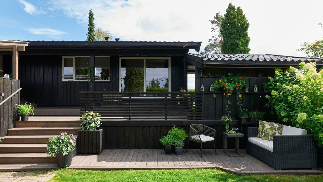 Terrasse med rekkverk i liggende lekter