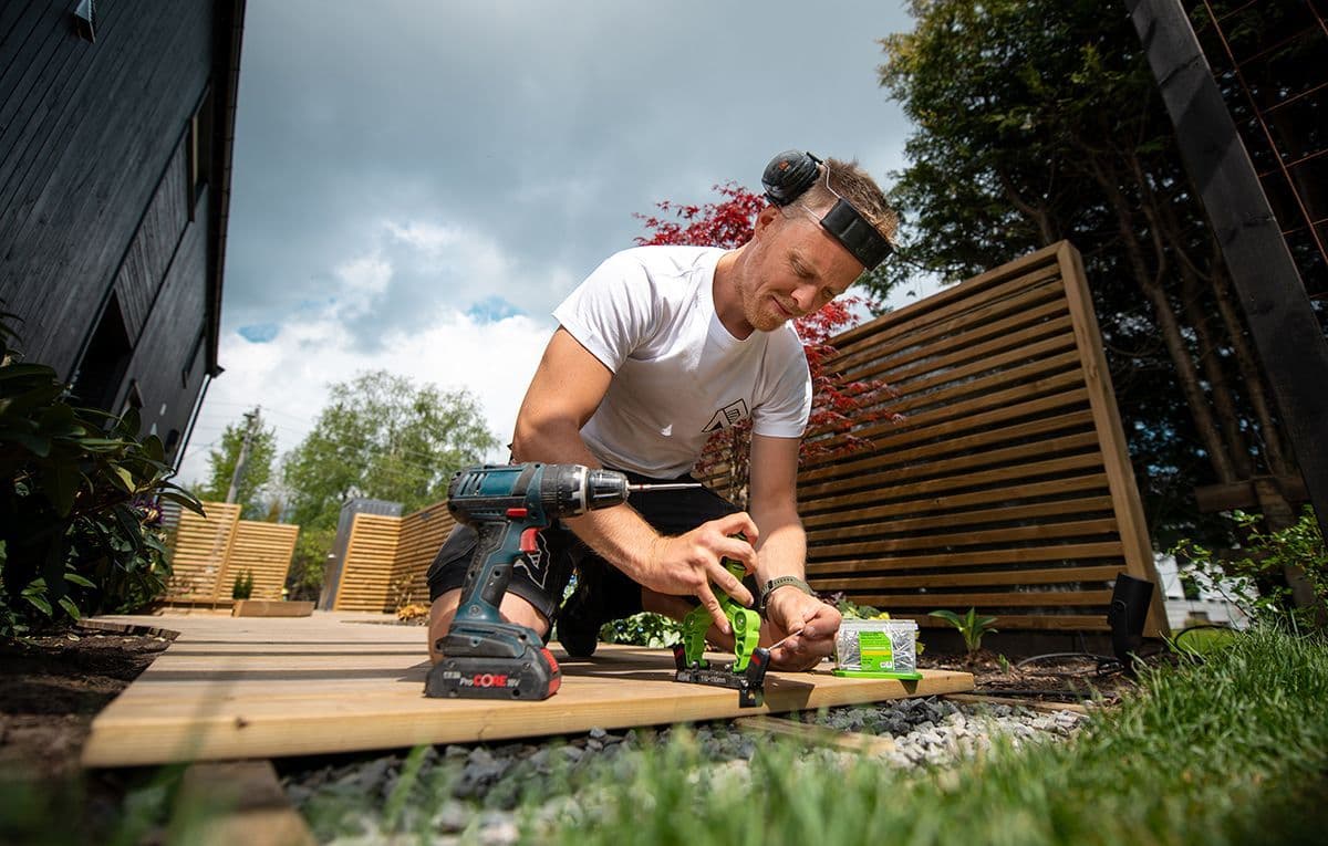 Snekker Andreas Nikolaisen viser hvordan man bruker HDS-verktøy fra Essve til skjult innfesting av terrasseskruer