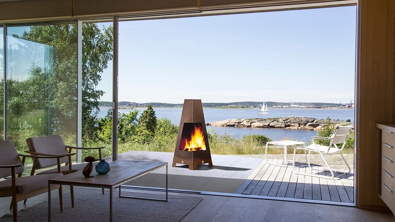 Utepeis på hytte ved sjøen.