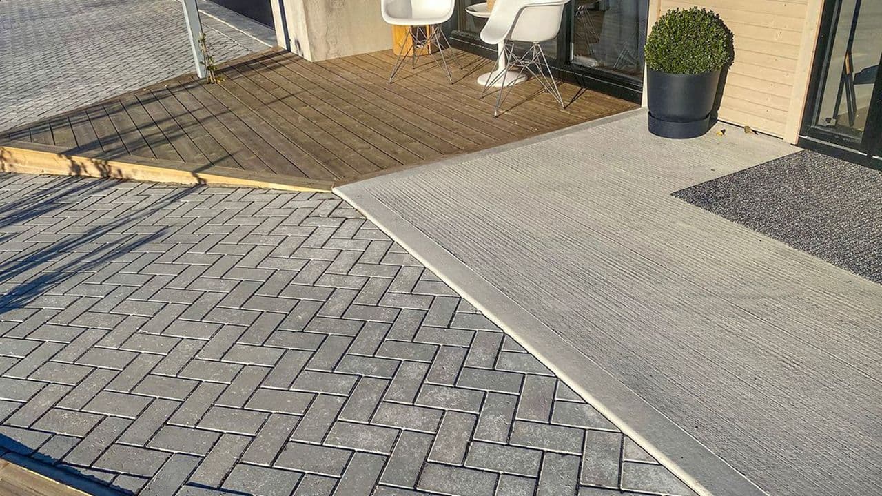 Nærbilde av gummihammer som ligger på permeabel belegningsstein som håndterer overvann på en smart og effektiv måte.