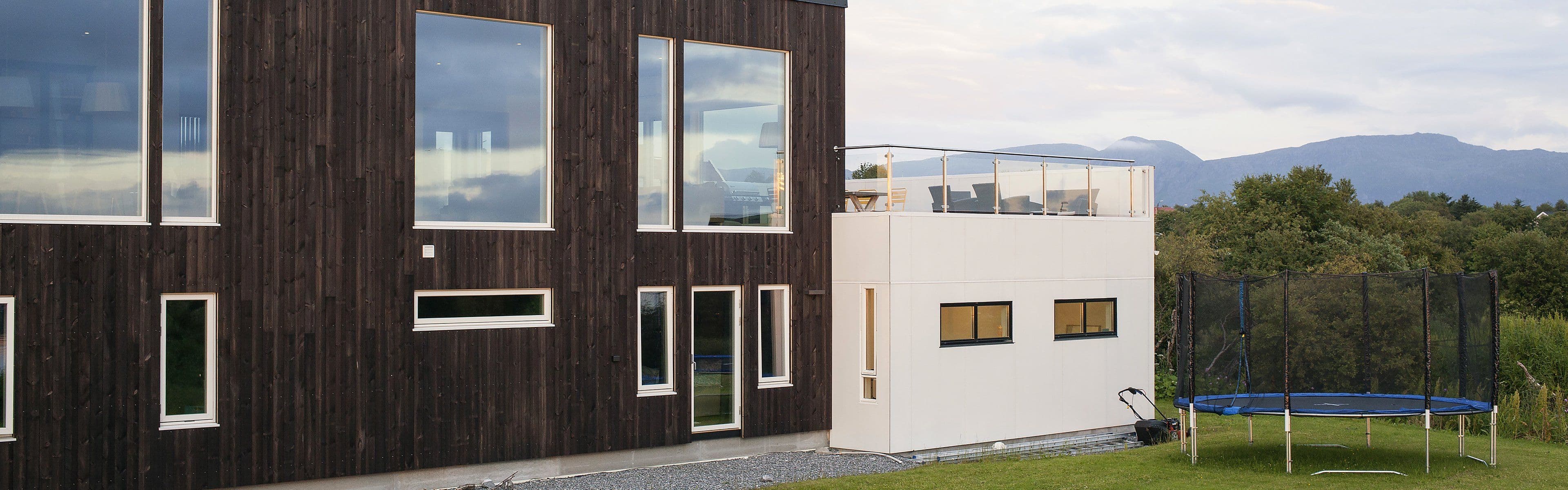 Natre vinduer utvendig fasade av moderne funkishus