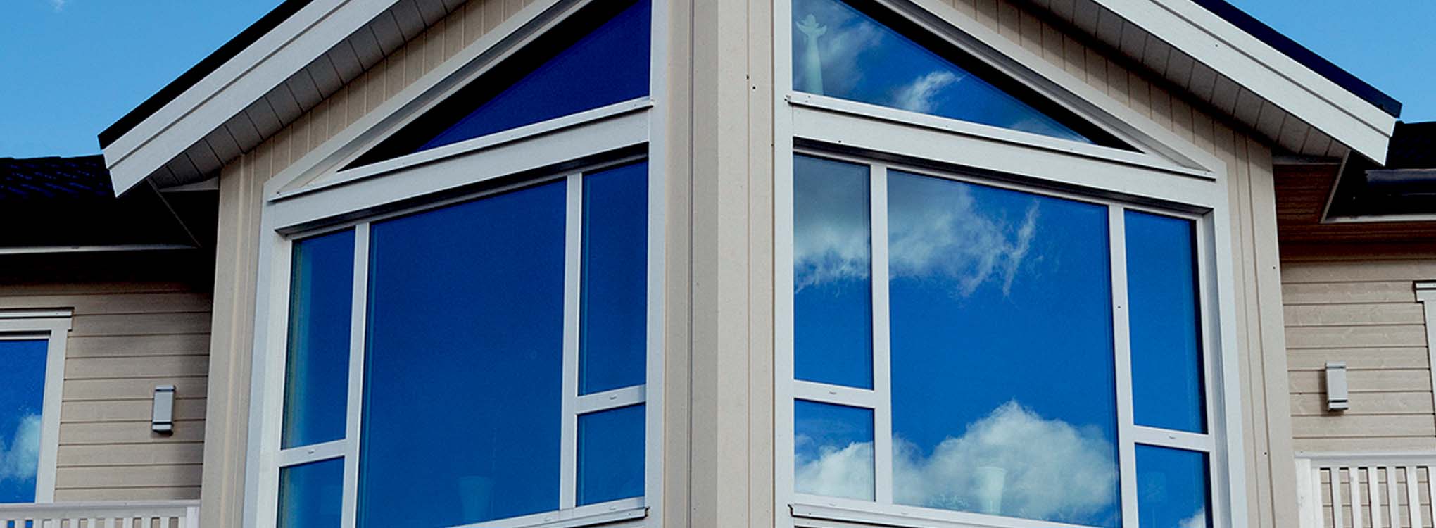 hus med solskjerming til store vinduer