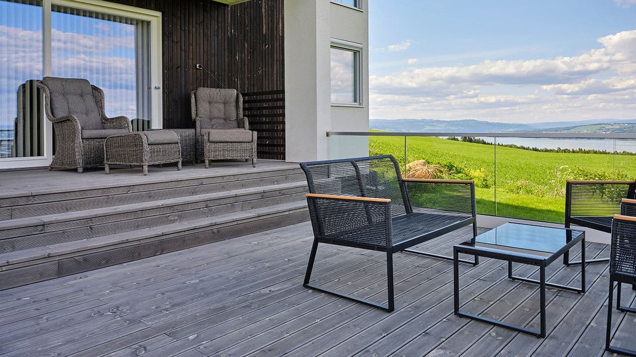 Rekkverk til terrasse i glass.