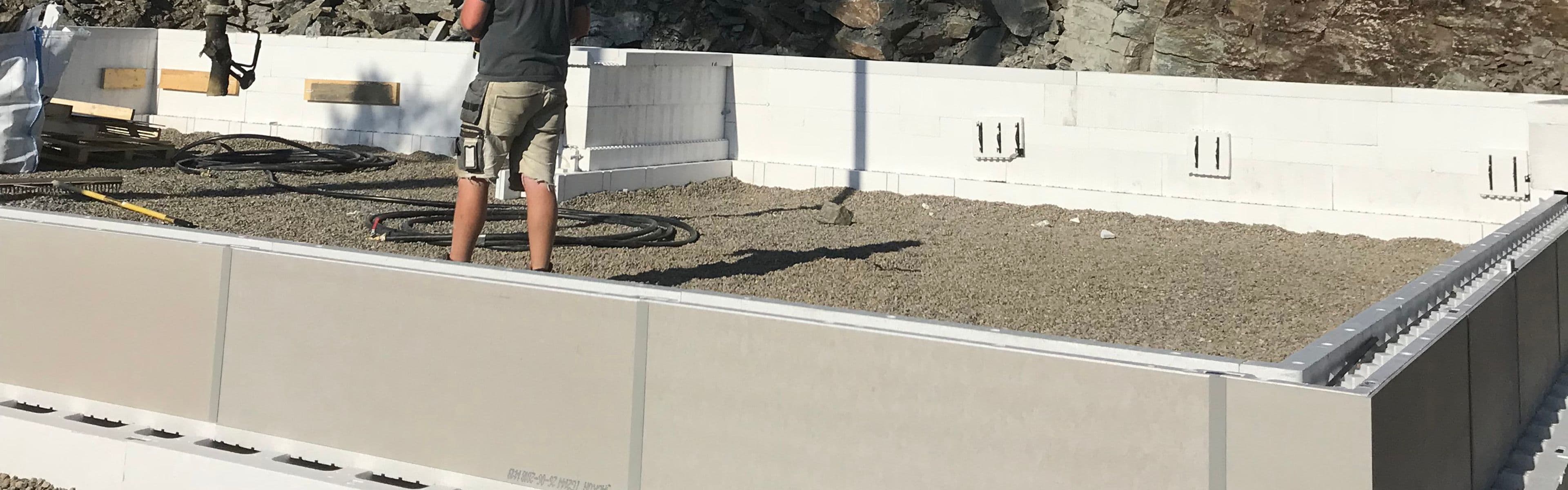 En byggeplass med grunnmur hvor det er brukt såleblokk.