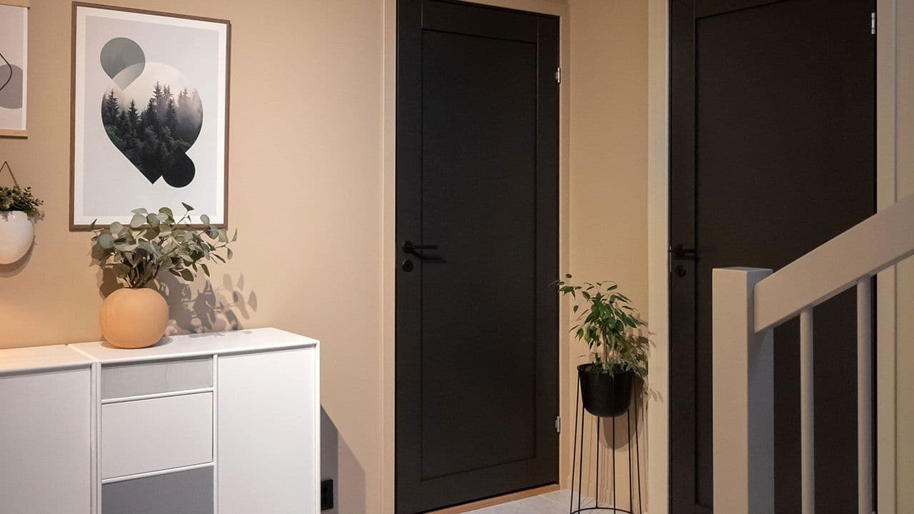 To sorte innerdører i gang.