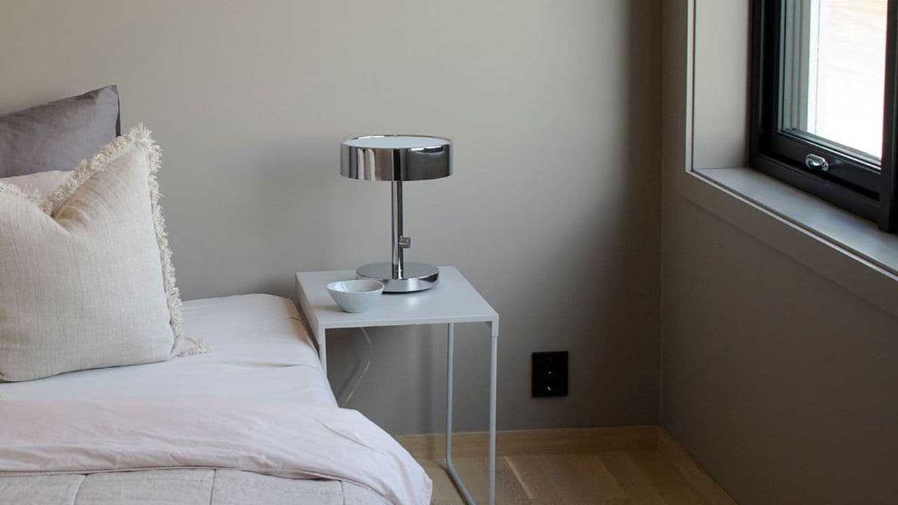 Soverom med gulvlister i samme materiale som gulvet.