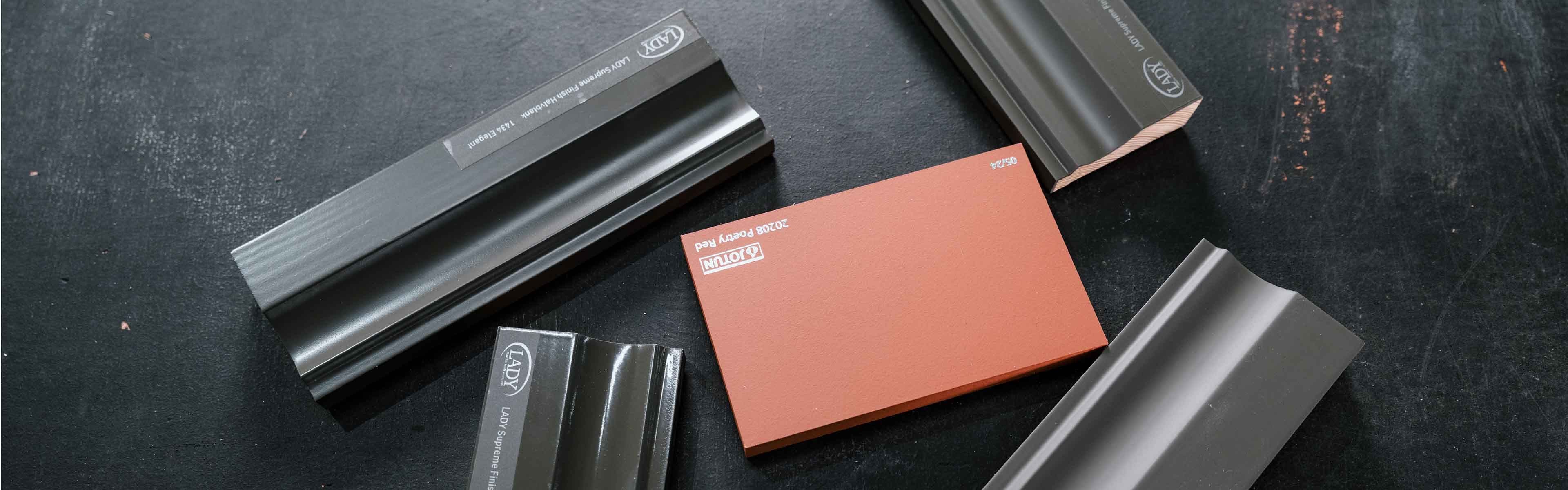 Lister som er malt med ulik glansgrad.