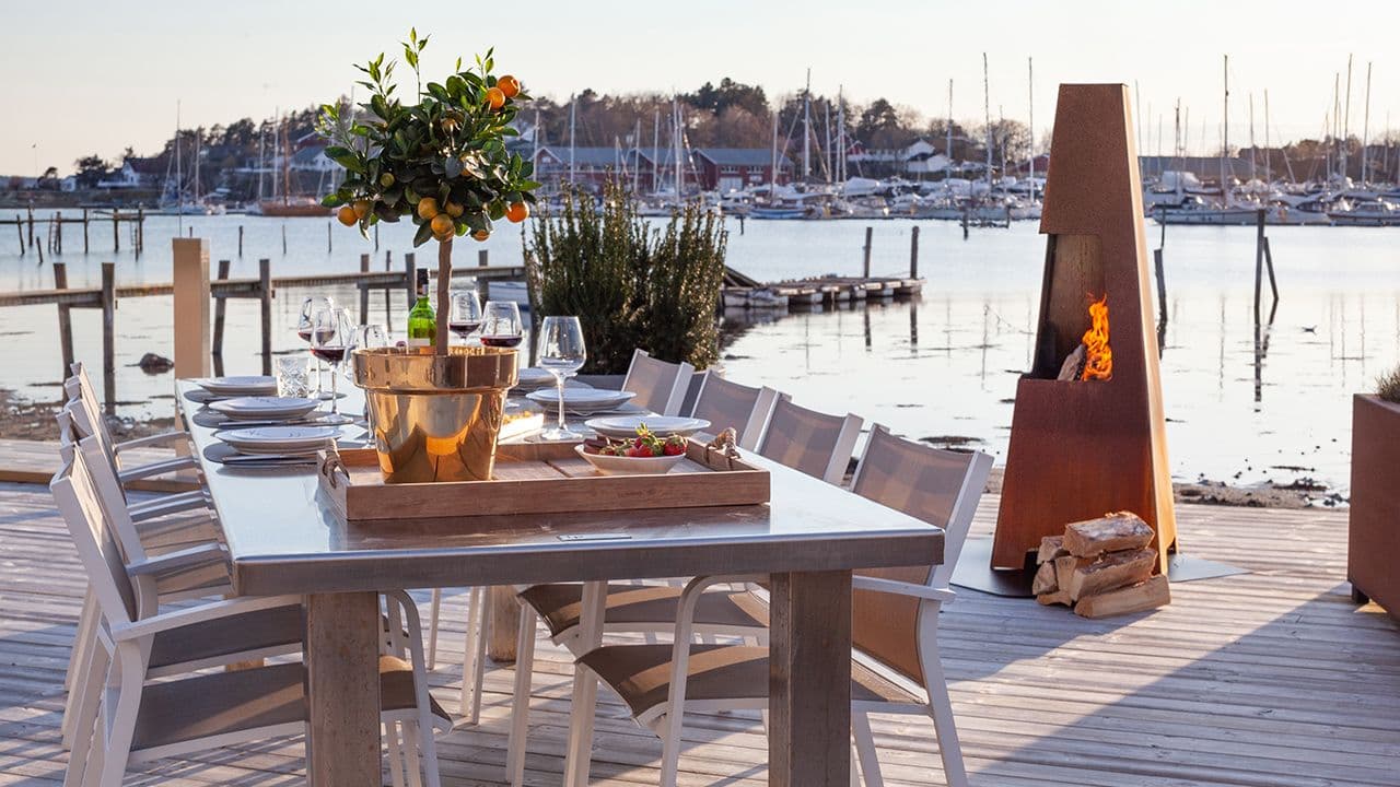 Utepeis på terrasse ved vannet.